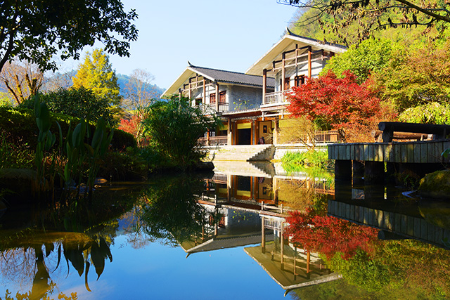 張家界黃龍洞景區(qū)：初冬秋色艷，游客樂(lè)享休閑時(shí)光（組圖）